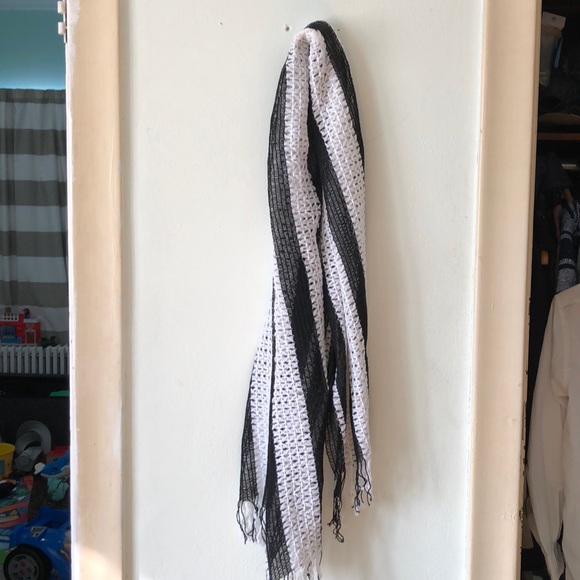 Black and white scarf - Picture 1 of 2